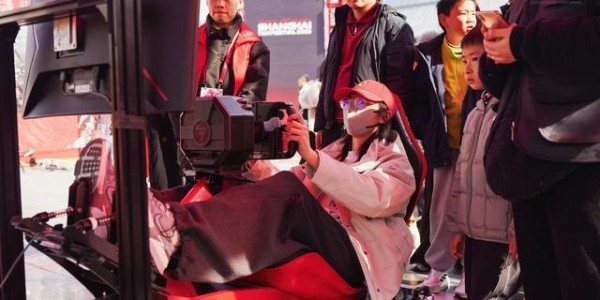 B体育app下载-从《飞驰人生》到飞驰人生：2026格子旗嘉年华启幕 经典F1战车亮相西岸