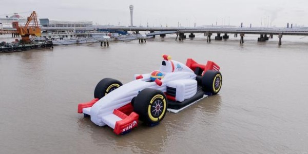 B体育app下载-从《飞驰人生》到飞驰人生：2026格子旗嘉年华启幕 经典F1战车亮相西岸